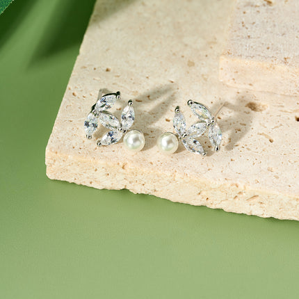 Aretes De Presión Perlas Con Doble C En Diseño Clásico Y Elegante