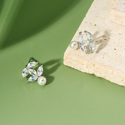 Aretes De Presión Perlas Con Doble C En Diseño Clásico Y Elegante
