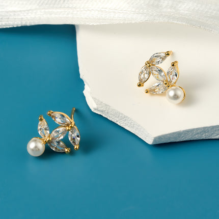 Aretes De Presión Perlas Con Doble C En Diseño Clásico Y Elegante