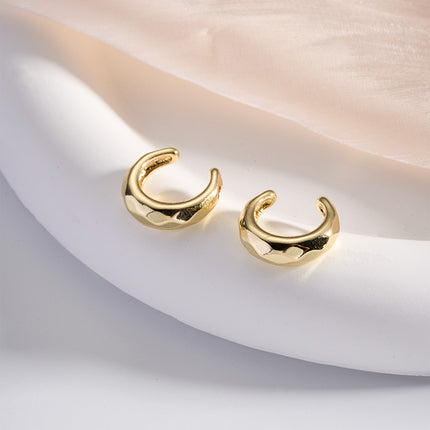 Aretes Chapado En Oro 14K Simple, Ear Cuff Brillante Con Diseño De Rombo