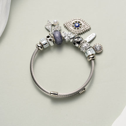 Pulsera Brazalete Plateado Con Colgante Ojo De Demonio Y Varios Elementos