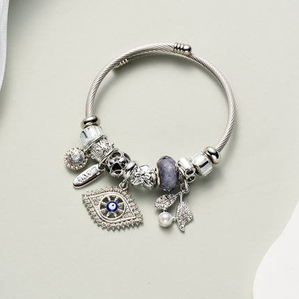 Pulsera Brazalete Plateado Con Colgante Ojo De Demonio Y Varios Elementos