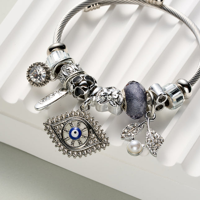 Pulsera Brazalete Plateado Con Colgante Ojo De Demonio Y Varios Elementos