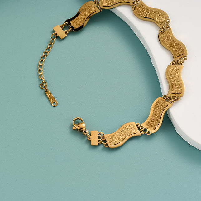 Pulsera Rectangular Con Acabado Mate Y Diseño Ondulado