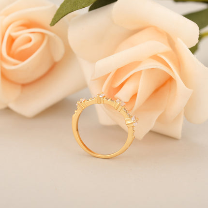 Anillo Con Diseño De Bandas Superpuestas Y Diamantes De Zirconia En Cobre Chapado En Oro 14K